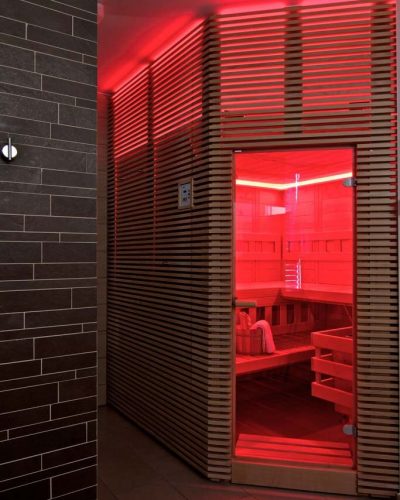 červené osvetlenie v saune indikuje nepripravenosť sauny