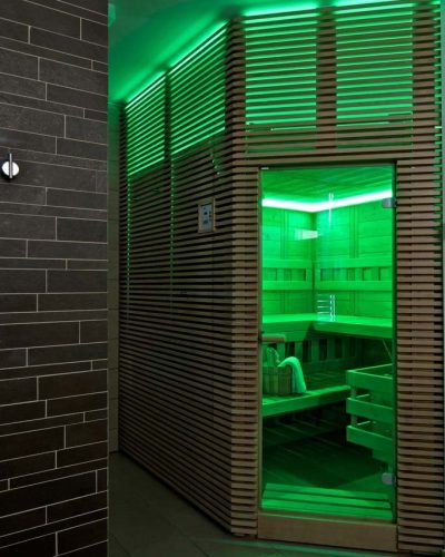 Zelené svetlo indikuje pripravenosť sauny na použitie